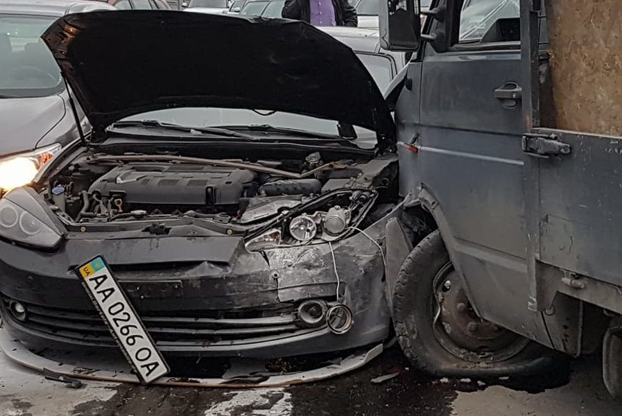 Аварія у Києві з 5 авто: водій вантажівки заснув за кермом