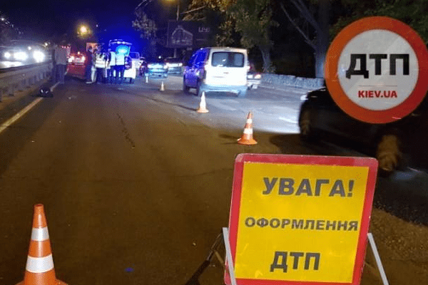 Смертельна ДТП. У Києві пішохід стрибнув з відбійника під таксі Смертельна ДТП. У Києві пішохід стрибнув з відбійника під таксі