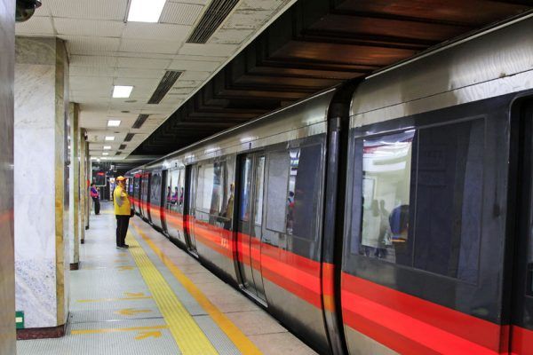 Пасажири метро розгойдали поїзд і врятували з колії чоловіка