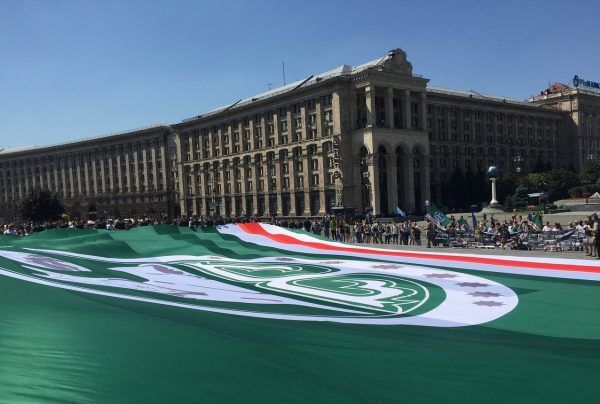 На Майдані розгорнули найбільший у світі прапор Ічкерії На Майдані розгорнули найбільший у світі прапор Ічкерії