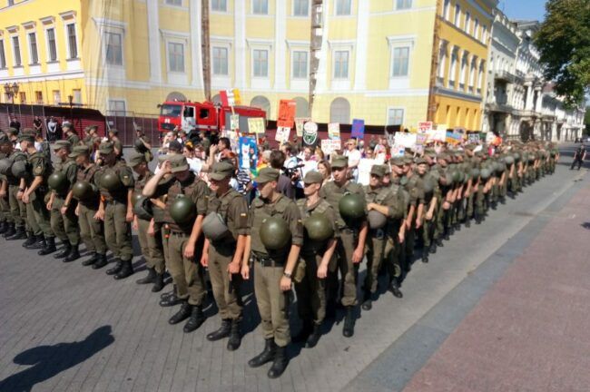 ЛГБТ-марш в Одесі зірвали, людей вивозять автобусами