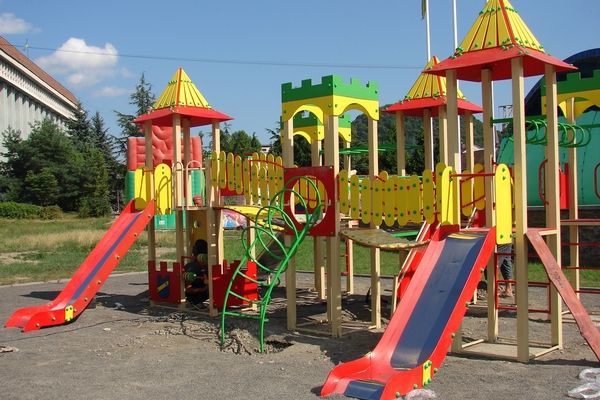 Новые детские площадки: чем опасны и что надо обходить стороной
