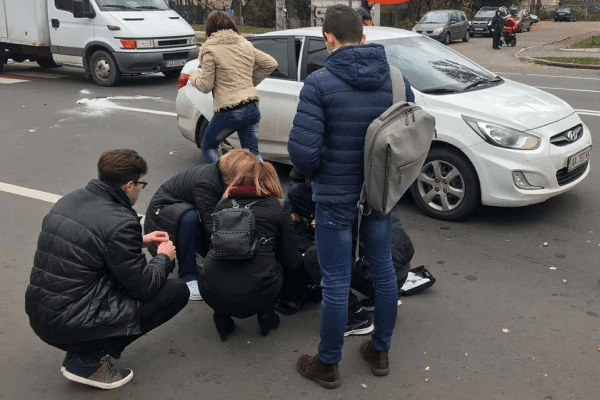 В Киеве на пешеходном переходе сбили женщину
