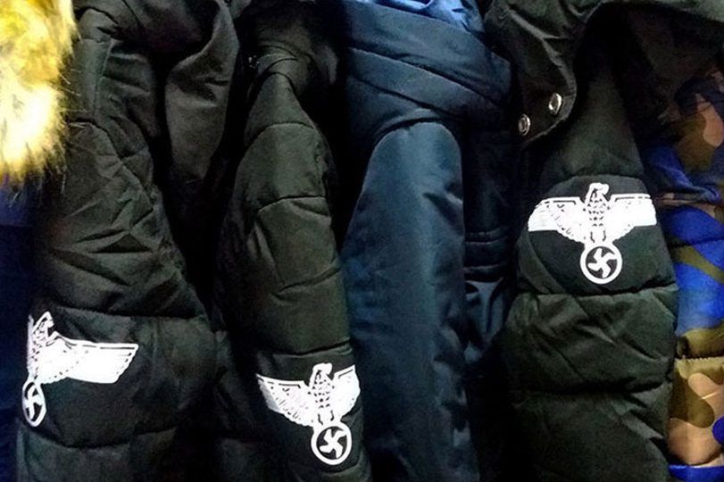 У РФ продають дитячі пуховики зі свастикою У РФ продають дитячі пуховики зі свастикою