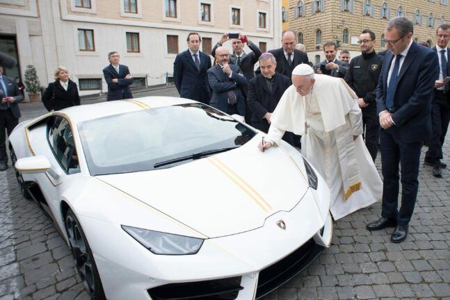 Папі Римському подарували білосніжний Lamborghini