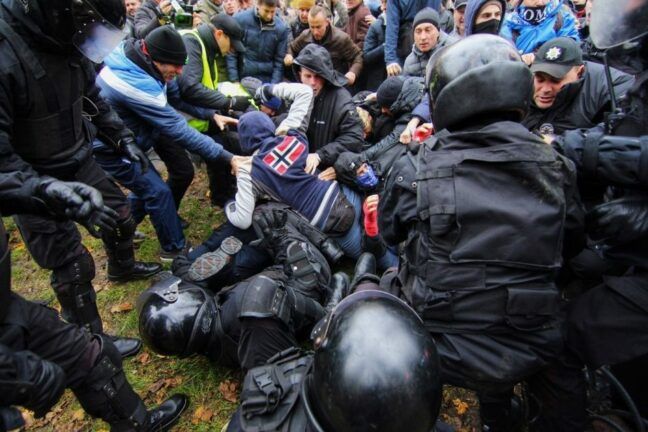 Акція протесту в Одесі: летить бруківка та піротехніка, начальнику поліції розбили голову