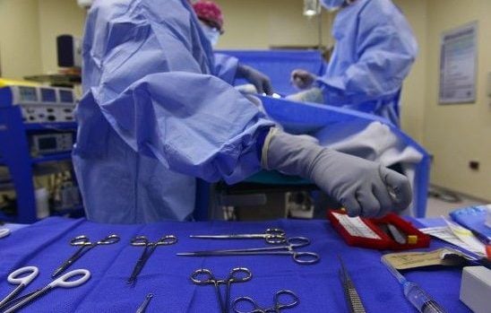 Хірурги витягли з жінки пінцет, забутий 25 років тому хирурги