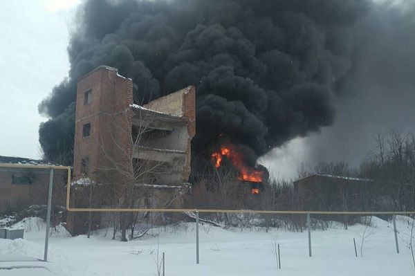 Пожар на складе в Славянске: тушат 7 часов, были взрывы Пожар на складе в Славянске: тушат 7 часов, были взрывы