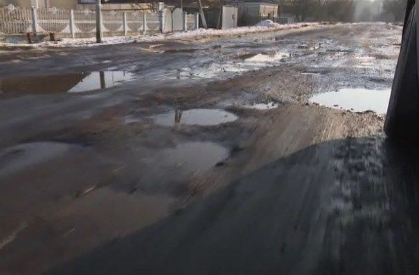 Пекельний рух фур на Волині: сотні вантажівок руйнують містечко