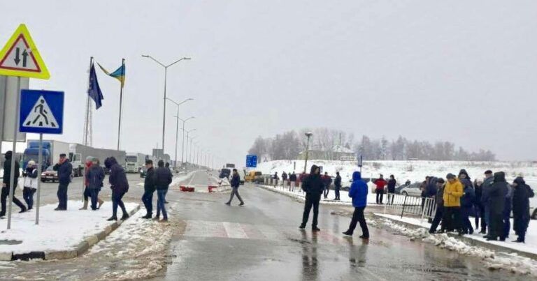 Активісти заблокували два пункти пропуску на українсько-польському кордоні – рух відновлено