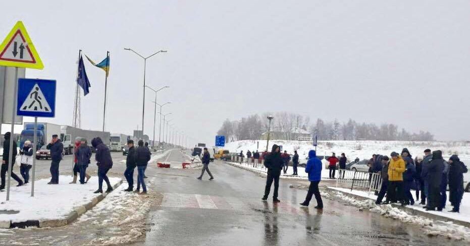 Активісти заблокували два пункти пропуску на українсько-польському кордоні – рух відновлено