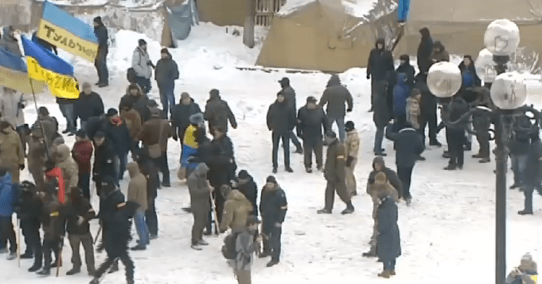 Взрывы и драки под Верховной Радой: у правоохранителей сломаны ключицы и челюсти
