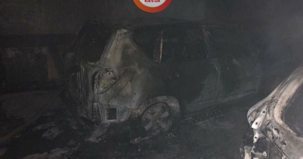 У Києві на підземному паркінгу згоріли авто У Києві на підземному паркінгу згоріли авто