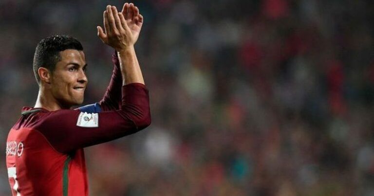 Вболівальник вибіг на поле і поцілував Роналду