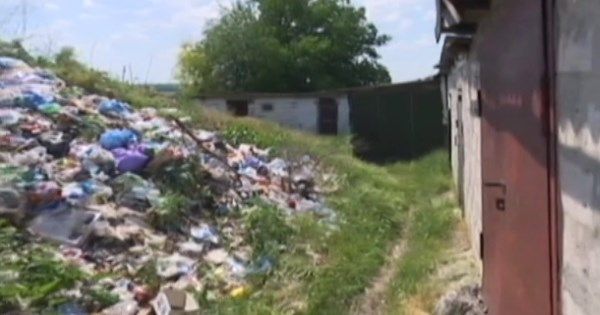 Вонь, что выедает глаза: село в Днепропетровской области утопает в мусоре