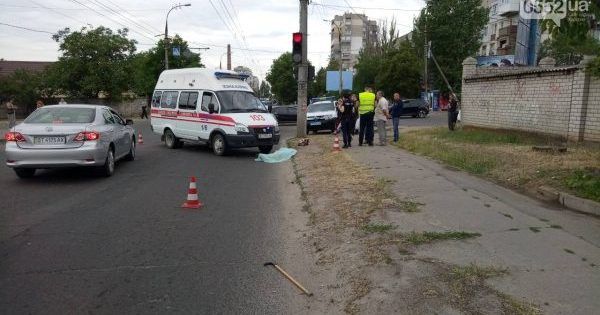 В Херсоне скорая насмерть сбила женщину на пешеходном переходе (18+) дтп