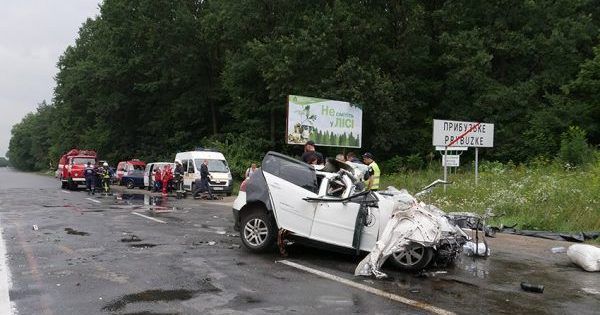 В Хмельницкой области авто протаранило грузовик: погибла семья дтп