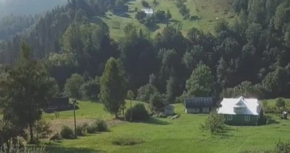 Як живуть у найбільшому та найменшому селах України