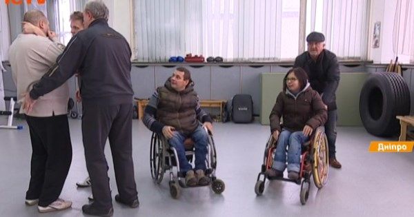 Візок чи милиці – не перешкода: курси боротьби для людей з інвалідністю у Дніпрі