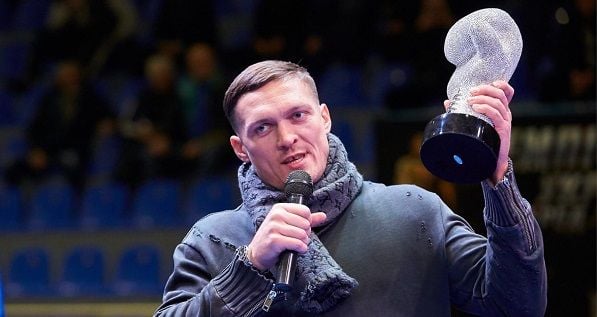 Кубок легенд: Усика наградили “бриллиантовой” перчаткой Кубок легенд: Усика наградили “бриллиантовой” перчаткой