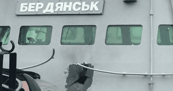 След от 30-мм снаряда: как выглядит украинский катер после атаки РФ Конфлікт в Азовському морі: як виглядає український катер після атаки РФ