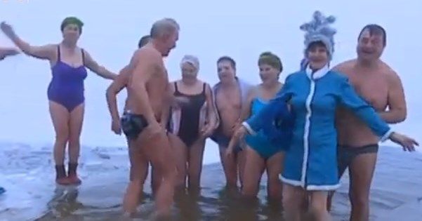 Погружение в ледяную воду: как правильно и кому противопоказано