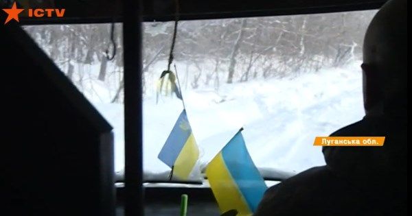 Передовую засыпало снегом: еду и боеприпасы везут дорогой жизни