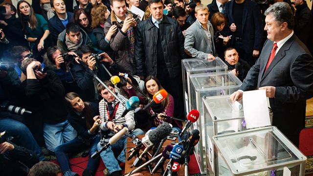 Порошенко голосує