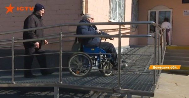 Пандус, просторные коридоры и шрифт Брайля: на Донетчине обновили здание суда