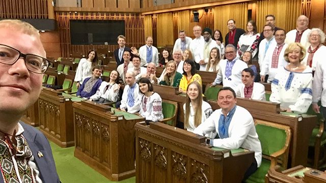 Канадские депутаты пришли в парламент в вышиванках Канадские депутаты пришли в парламент в вышиванках