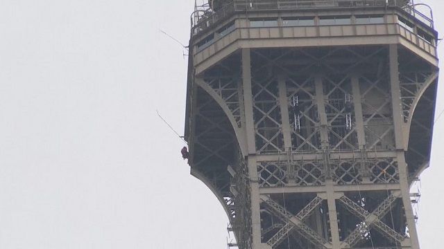 У Парижі рятують чоловіка, який виліз на Ейфелеву вежу