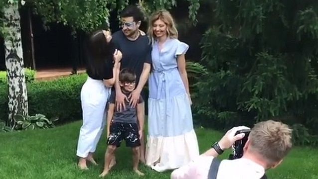 ”Супермен” Зеленський провів фотосет із сім’єю і показав собак ”Супермен” Зеленський провів фотосет із сім’єю і показав собак