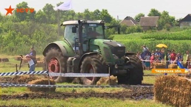 Прыгали с трамплинов и плавали в грязи — трактор-фест в Черкасской области