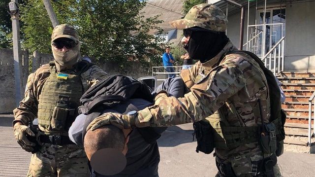 В Виннице мужчина пытал приемных детей и снимал их в порно