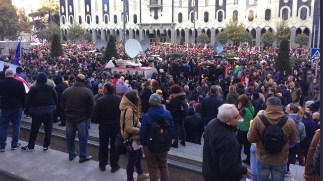 Протесты в Грузии: митингующие требуют внеочередных выборов в парламент Протесты в Грузии: митингующие требуют внеочередных выборов в парламент