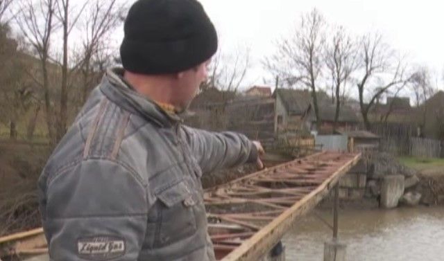 10 років відрізані від світу! Жителі Лазещини почали відновлювати переправу самостійно
