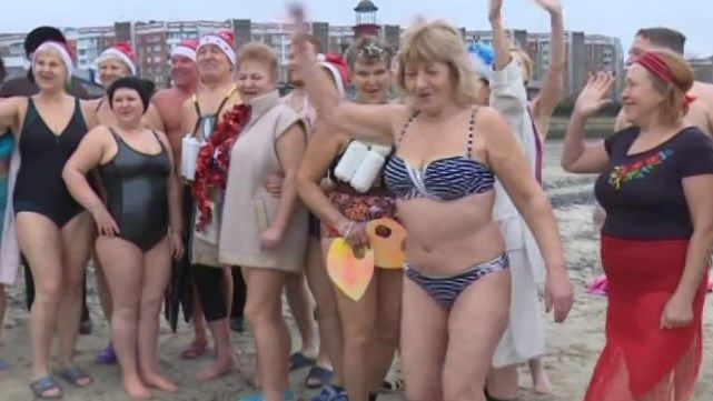 Вода в Днепре, как парное молоко: как в Черкассах проходит праздничное моржевание