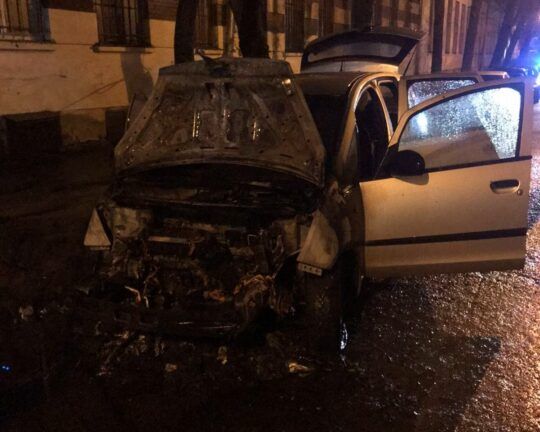 У Львові чоловік у масці спалив авто журналістки Радіо Свобода