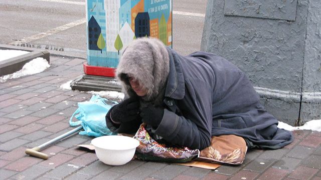 Беременные, сироты и священники: как мошенники обманывают людей в киевском метро