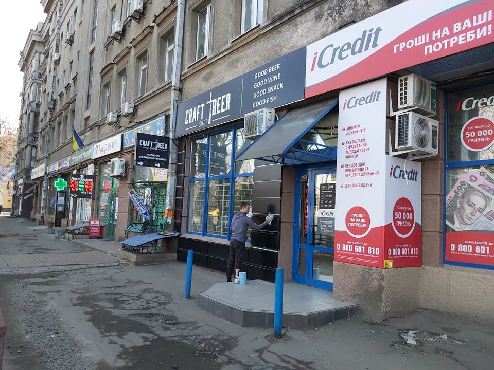 Курс валют: доллар в обменниках продают дороже 28 грн
