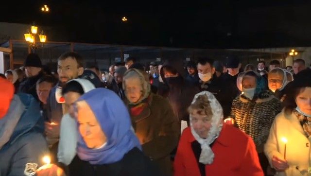 Толпы людей у церквей: как проходили богослужения на Пасху