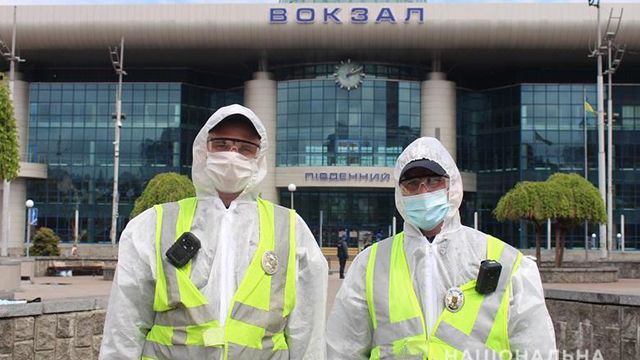 Объясняли правила и меряли температуру: полиция провела рейд на вокзале Киева Объясняли правила и меряли температуру: полиция провела рейд на вокзале Киева
