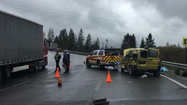 ДТП на Львівщині: вантажівка врізалася у мікроавтобус