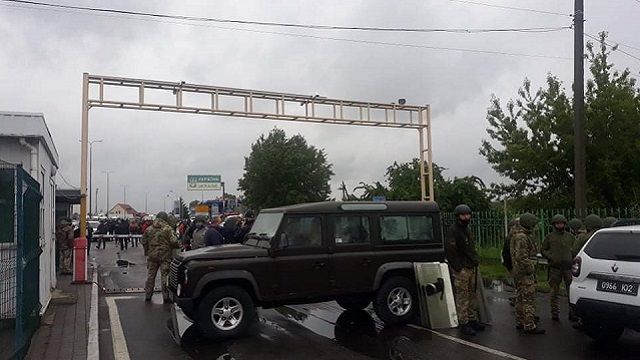 КПП на кордоні з Угорщиною заблоковано водіями: перепоною стало посилення перевірок КПП на кордоні з Угорщиною заблоковано водіями: перепоною стало посилення перевірок