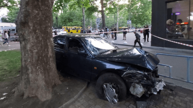 У водія стався інсульт: в Одесі авто злетіло з дороги на перехожих ДТП в Одесі: авто злетіло з дороги на перехожих, у водія інсульт