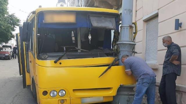 У Чернівцях маршрутка з пасажирами врізалася в стовп, є постраждалі ДТП в Черновцах