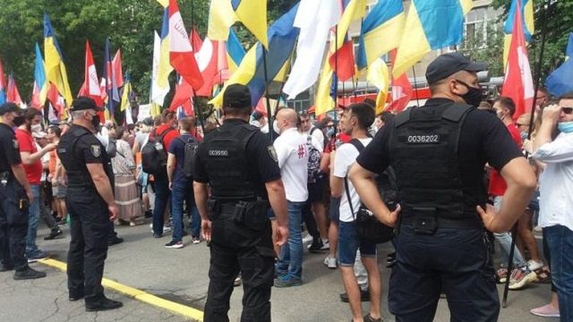 Під час мітингів у центрі Києва затримали кількох осіб