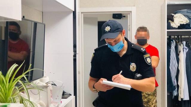 Отец убежал из квартиры: в Киеве сын зарезал мать убийство в Киеве