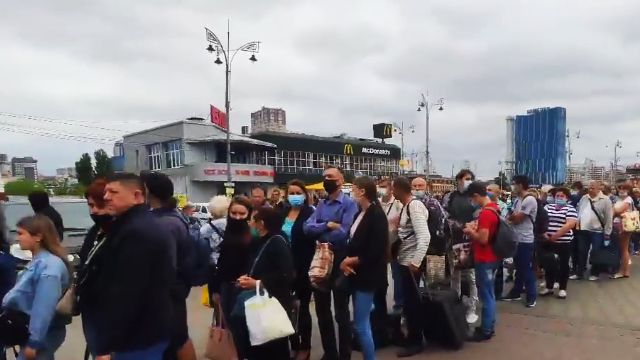 Чому виникла черга біля метро Вокзальна
