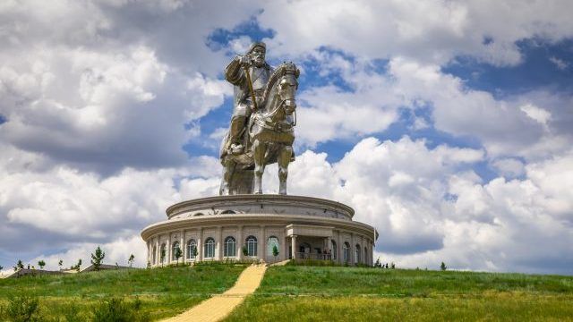 статуя чингисхана
